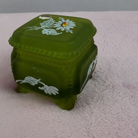 Westmoreland Green Satin Glass Trinket Box Vintage 1970 White Daisy Collectible - Picture 3 of 14